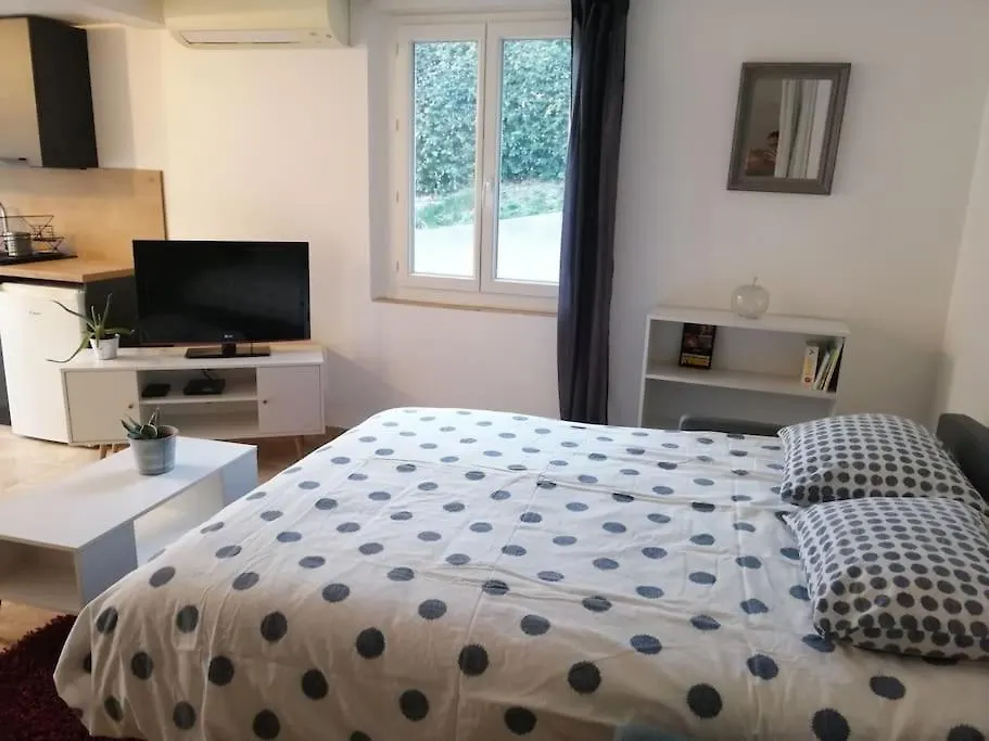 Joli Studio Calme Et Moderne Pertuis France